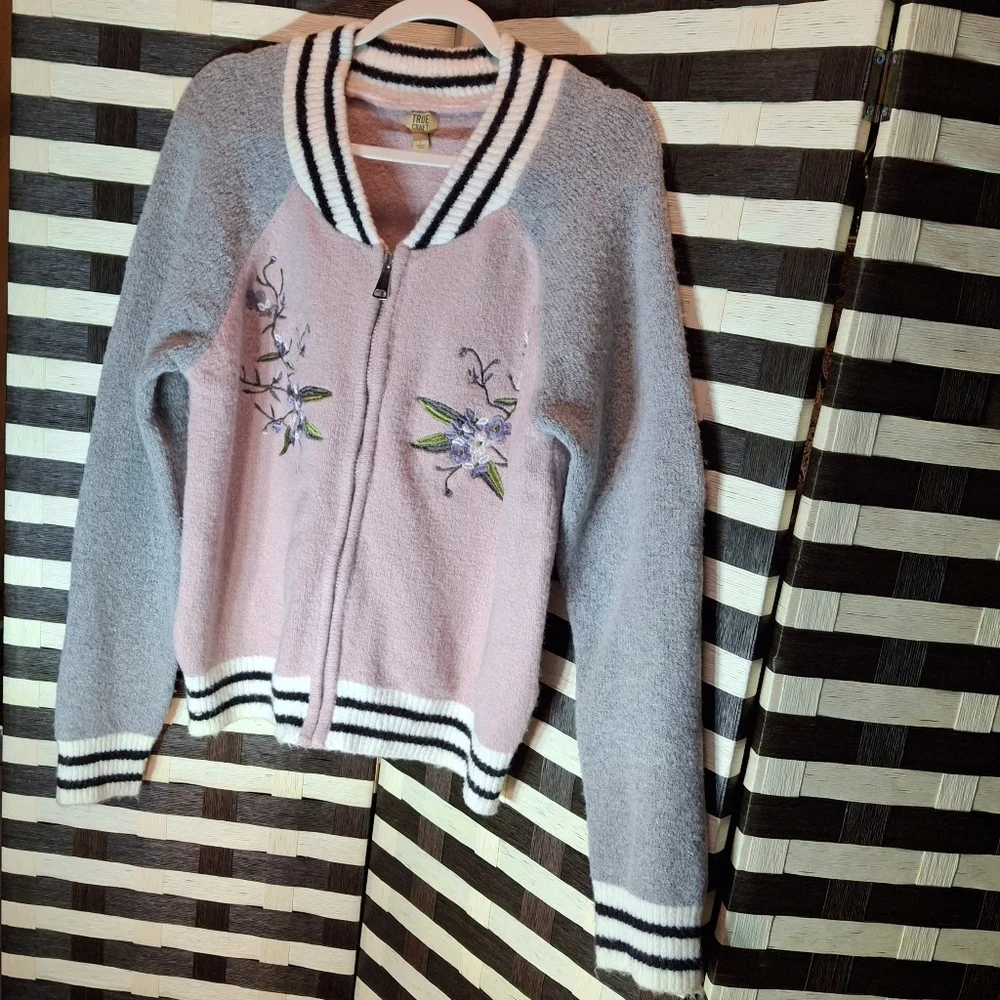 True Craft Embroidered Varsity Sweater Gray Pink Striped Trim  Women Size Large - Picture 4 of 15